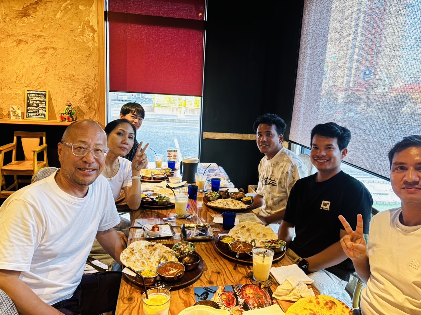 スタッフと受入れ人材が食事をともにする様子